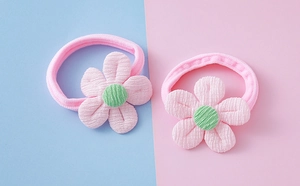 Détail d'élastiques à cheveux fleurs pour filles avec pétales roses et bande élastique