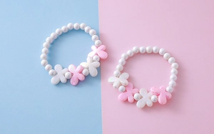 Details von bunten Acryl-Blumenperlen und Kunstperlen auf Kinderarmbändern