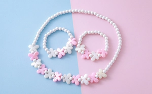 Flachbild von bunten Schmetterlings-Halsketten und Armbändern für Mädchen im Set