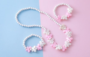 Detailansicht des bunten Acryl Schmetterling Halsketten und Perlenarmband Sets für Mädchen