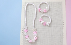 Detailansicht des bunten Acryl-Schmetterlings-Schmucksets für Mädchen mit Längenmaßstab