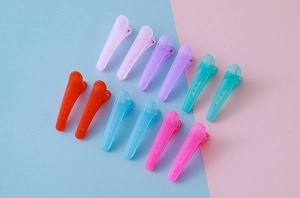 Vue détaillée de 10 pinces à cheveux translucides colorées avec ressorts métalliques