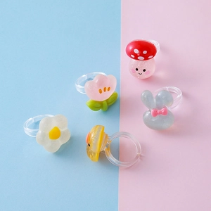 Set di anelli per bambini a cartone animato con fiori e animali in resina su basi trasparenti