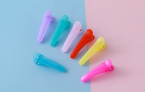Détail de barrettes à cheveux translucides de 3,5 cm aux couleurs de gelée
