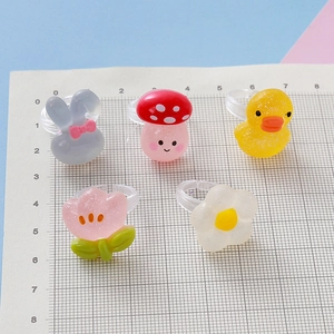 Set di anelli carini in resina con fiori e animali per bambine, finitura glitterata e scala