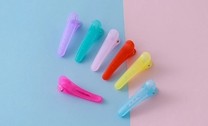 Vue à plat de barrettes colorées translucides avec ressorts métalliques visibles
