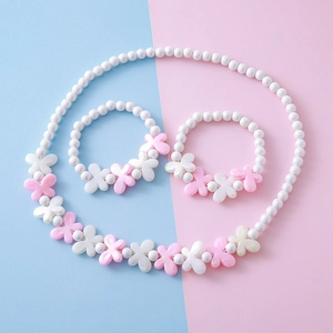 Kinderschmuck-Set mit Acryl-Schmetterlingen Perlenkette und zwei Armbändern für Mädchen