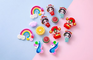 Detailansicht bunter Schuhclips aus PVC mit Regenbogen, Einhorn und China-Motiven