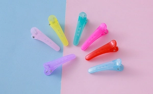 Vue à plat de pinces à cheveux translucides de 3,5 cm aux couleurs vives pour enfants