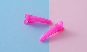 Détail de deux pinces à cheveux fuchsia semi-transparentes avec ressort pour accessoires DIY