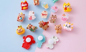 Detailansicht bunter Schuhclips aus Harz mit süßen Bären- und Eiscreme-Motiven