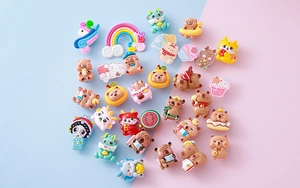 Detailansicht verschiedener Harzanhänger mit Cartoon-Tieren und süßen Desserts für Schuhe