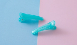 Vue détaillée des pinces à cheveux translucides vert menthe 3,5 cm avec ressorts