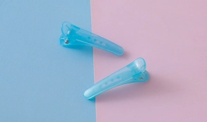Détail de pinces à cheveux bec de canard bleu translucide avec ressort métallique