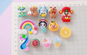 Nahaufnahme süßer Harz-Anhänger mit Cartoon-Bären und Regenbogen für DIY-Handwerk