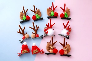 Detalles de pinzas navideñas de astas de reno con campanas y texturas de terciopelo