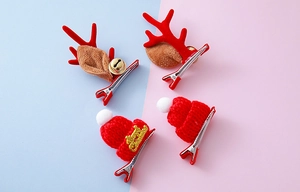 Detalle de pinzas para el pelo con cuernos de reno y mini gorro de Navidad con cascabeles
