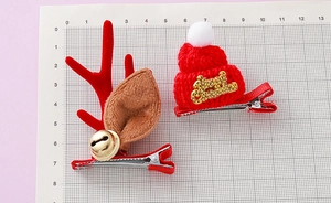 Detalle de pinzas para el pelo de Navidad con astas de reno y gorro de Papá Noel en rejilla
