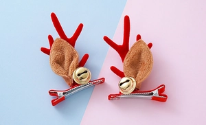 Detalle de horquillas de cuernos de reno navideños con flocado y cascabeles dorados