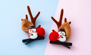 Detalle de pinzas navideñas con astas de reno, muñeco de nieve y pompones rojos