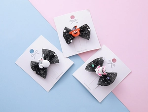 Détails des barrettes d'Halloween avec nœuds en tulle à paillettes et motifs fantômes