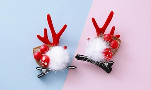 Detalle de pinzas para el pelo con cuernos de reno navideños y cascabeles de felpa suave rojos