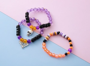 Detailliertes Set aus Halloween-Armbändern mit Totenkopf-Anhängern und bunten Perlen