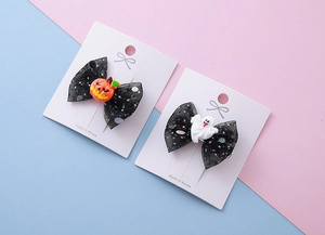 Détail de barrettes d'Halloween avec nœuds en résille à paillettes, citrouille et petit fantôme