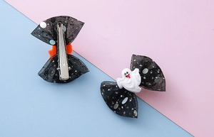 Détails avant et arrière de pinces à cheveux à nœuds en paillettes avec motif fantôme