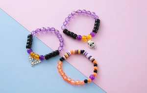 Detailansicht der Halloween-Armbänder mit Fledermaus-Anhängern und Totenkopfperlen