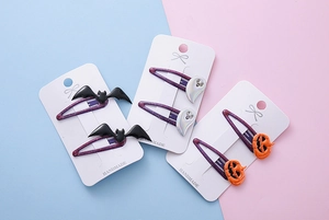Vue détaillée de clips de cheveux Halloween avec paillettes et motifs chauve-souris