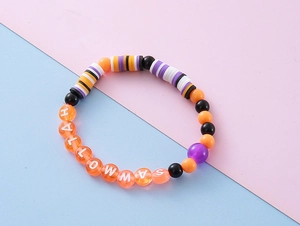 Detail eines Halloween-Perlenarmbands mit orangefarbenem und schwarzem Fledermausanhänger