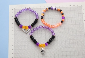 Detailansicht von Halloween-Perlenarmbändern mit Fledermaus- und Totenkopf-Anhängern