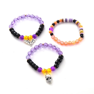 Set mit drei Halloween-Perlenarmbändern mit lila Kristallen und Fledermaus-Anhängern
