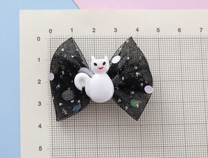 Détail du nœud à cheveux de 4,5 cm en résille avec paillettes et accessoire chat blanc