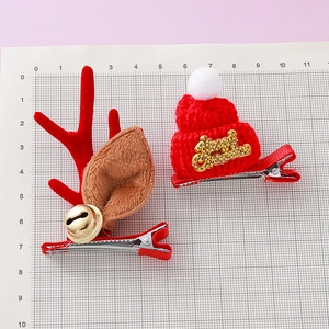Set de pinzas navideñas con astas de reno, cascabeles y gorro de punto sobre rejilla