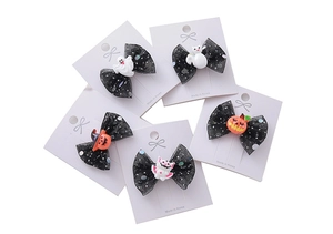 Détail de l'ensemble de 5 pinces à cheveux d'Halloween avec nœuds en résille à paillettes noires