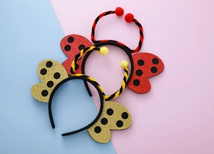 Dettaglio di cerchietti a forma di coccinella e ape con paillettes e antenne soffici