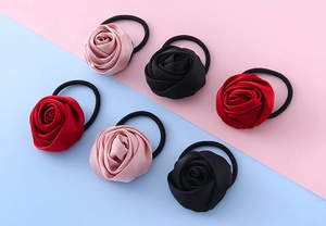 Set di sei elastici per capelli con rose in raso nei colori rosso, rosa e nero