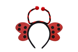 Dettaglio di un cerchietto a coccinella per bambini con paillettes e antenne a spirale