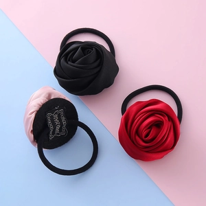 Eleganti elastici con rose in raso rosso, nero e rosa con etichetta fatta a mano