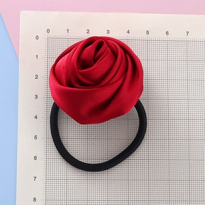 Elegante elastico per capelli con rosa di raso rosso e fascia nera per bambine
