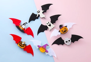 Detalle de pinzas para el pelo de Halloween brillantes con calabaza, fantasma y murciélago