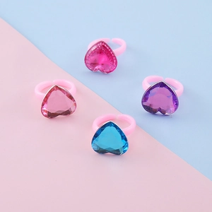 Set di quattro anelli regolabili a forma di cuore per bambini in rosa, blu e viola