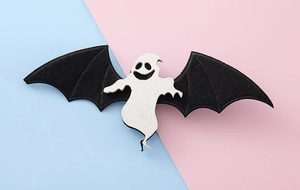 Detalle de pinza de pelo para Halloween con fantasma de purpurina blanca y alas de murciélago