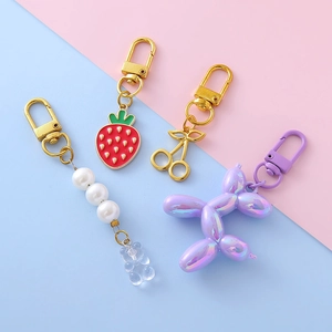 Set di portachiavi carini in stile ins con ciondoli a fragola, cane palloncino e orso
