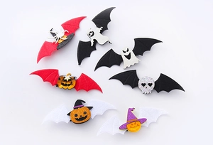 Vista detallada de pinzas de Halloween de fieltro con diseños de calabaza, fantasma y murciélago