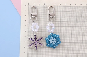 Detailed view of 8.5cm snowflake keychains with glitter resin and measurement scale