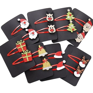 Set di fermagli per capelli natalizi con renna e Babbo Natale su carta nera