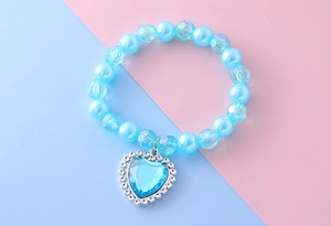 Détails de ce bracelet de perles bleu clair avec un grand pendentif en forme de cœur